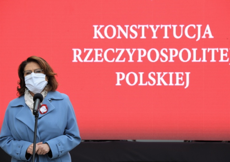  [video] Niesamowite. Kidawa nie wie nawet ile trwa kadencja prezydenta. Podpowiada jej studentka