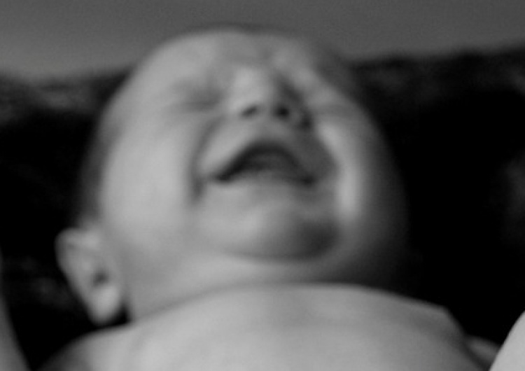  Rodzice oskarżeni o znęcanie się nad niemowlęciem: głodzenie, złamania kości i krwiaki