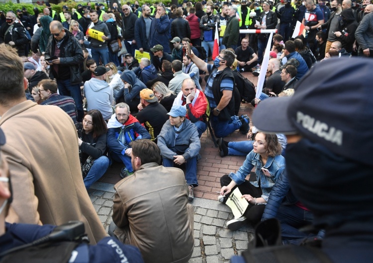  Policjanci zatrzymali prewencyjnie wszystkie osoby, które protestowały przed KPRM