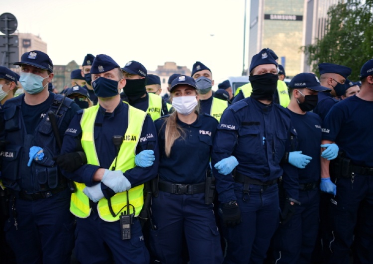 Protest przedsiębiorców. Butelki. Petardy. Rannych dwóch policjantów