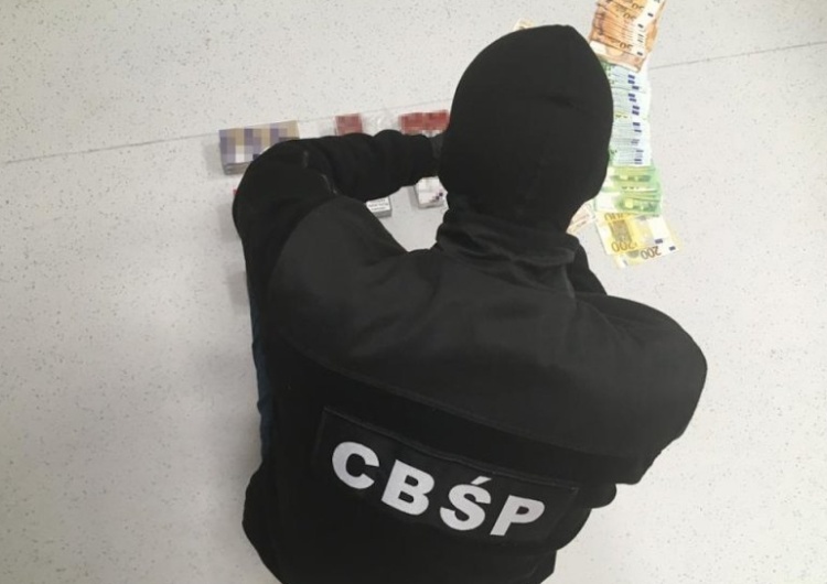 CBŚP i SG pomogły w likwidacji olbrzymiej nielegalnej fabryki papierosów