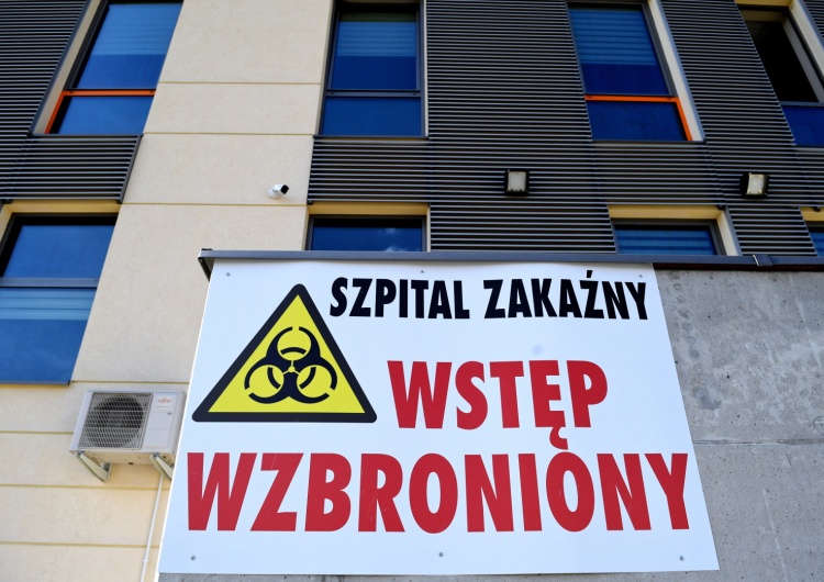 Zmarło kolejne 15 osób zakażonych koronawirusem. Nowy raport Ministerstwa Zdrowia