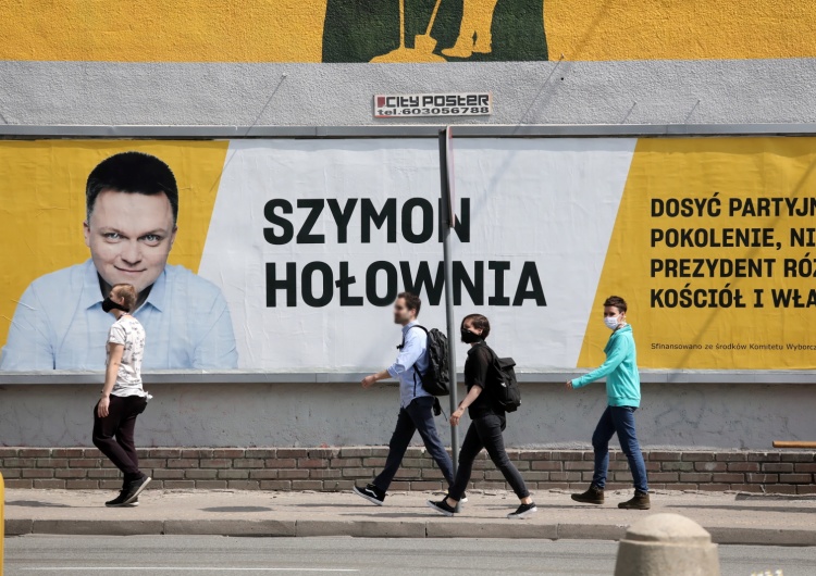 Sztab Szymona Hołowni płacił za zasięgi w internecie. Podano kwoty