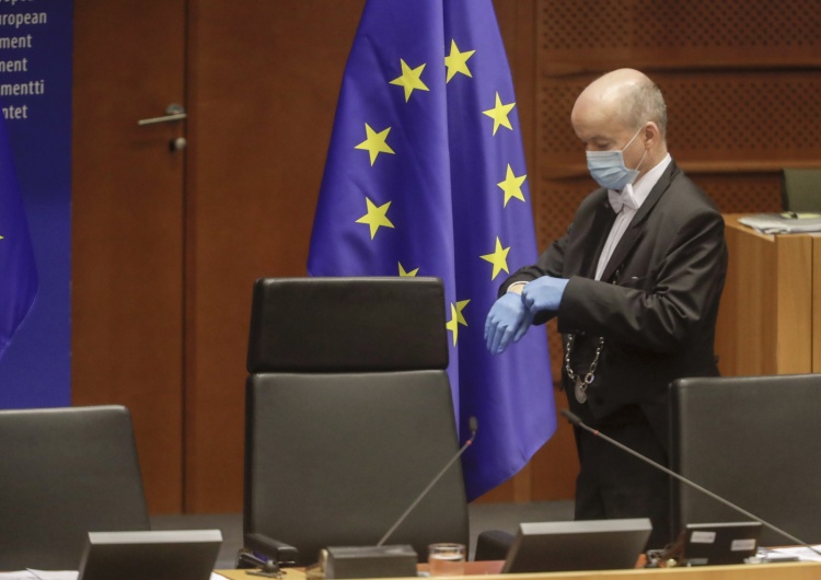 Holandia zgłasza problemy z maseczkami z unijnej dostawy. "Będziemy śledzić tę sprawę"