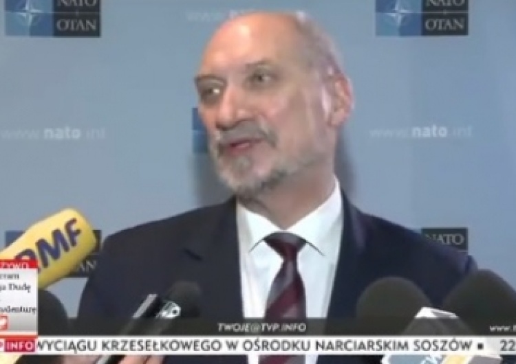 zrzut ekranu [video] Antoni Macierewicz koncertowo poradził sobie z natarczywym dziennikarzem TVN-u