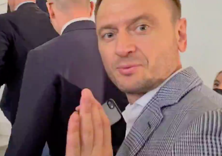  [WIDEO] "Panie pośle proszę mnie nie przepychać". Politycy PO uciekają przed pytaniami dziennikarzy
