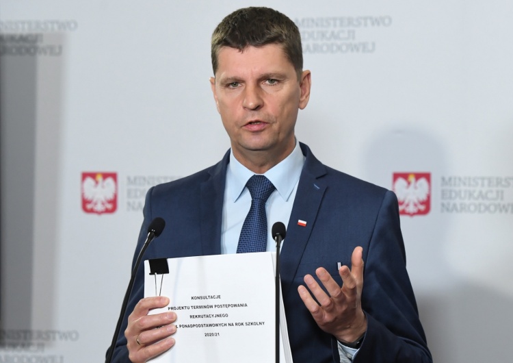 Kiedy egzaminy, co z rekrutacjami do szkół? Minister Piontkowski odpowiada