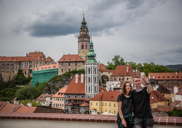 Czechy: Trwa luzowanie obostrzeń. Od jutra zniesienie obowiązku noszenia maseczek poza pomieszczeniami
