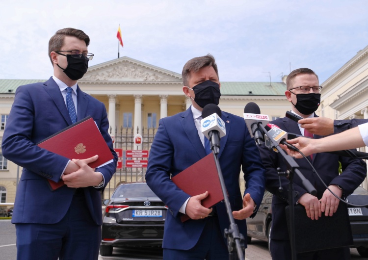 Warszawa: Ministrowie weszli do ratusza. "Apeluję do prezydenta Trzaskowskiego, aby wrócił do obowiązków"