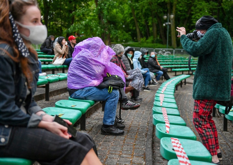 Obowiązek noszenia maseczek częściowo zniesiony. Poznaj szczegóły czwartego etapu znoszenia obostrzeń