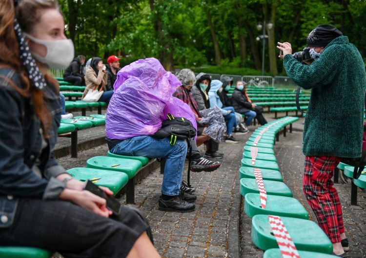  Obowiązek noszenia maseczek częściowo zniesiony. Poznaj szczegóły czwartego etapu znoszenia obostrzeń