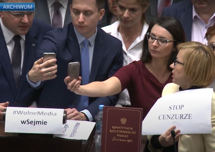  Dziennikarz Polsatu alarmuje: Dziennikarze mają zakaz wstępu do senatu. Będzie ciamajdan i "wolne media"?
