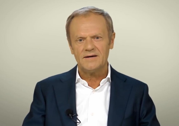  Tusk hejtuje Morawieckiego. Mazurek: "Prostak, który niestety był premierem...​​​​​​​"