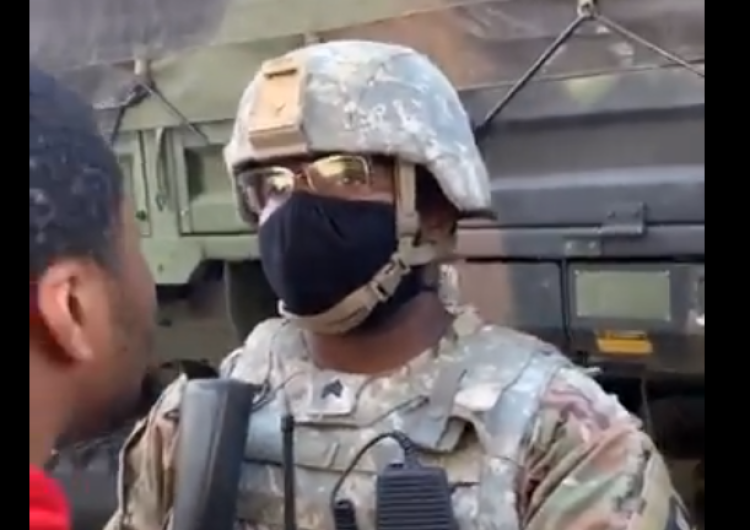  [Wideo] To nagranie poruszyło Amerykanów. Protestujący prowokują czarnoskórego żołnierza