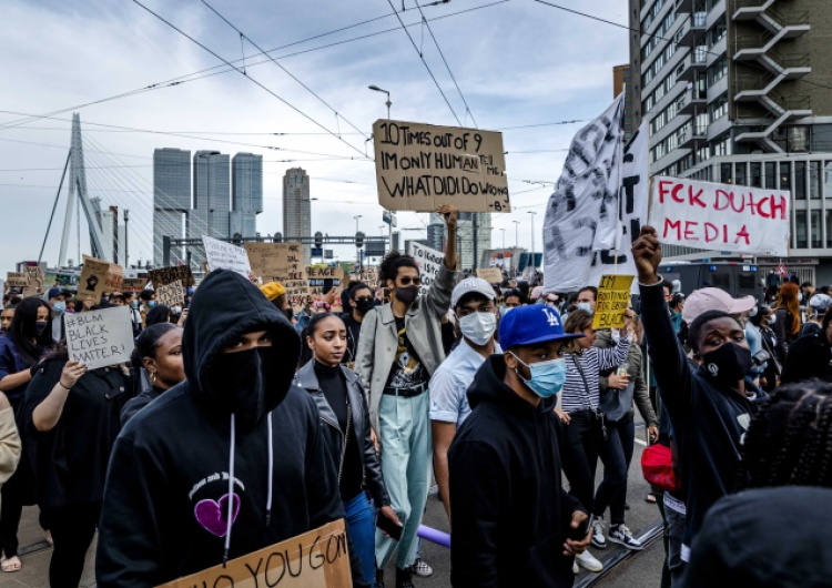  Holenderska policja w Rotterdamie rozpędziła agresywnych demonstrantów