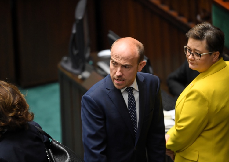 Ostro po wystąpieniu Morawieckiego w Sejmie. Budka: "Gdyby premier miał honor..."