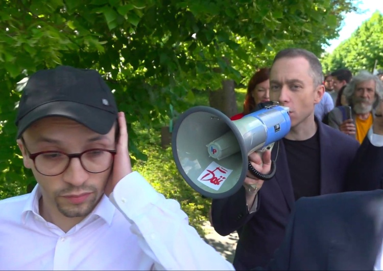 "Nerwowość sztabu Trzaskowskiego". Polityk PO krzyczy przez megafon do ucha dziennikarza TVP