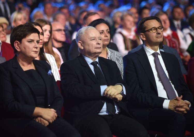  [SONDAŻ] Prawie połowa Polaków chce oddać głos na PiS. W Sejmie znalazłoby się pięć partii