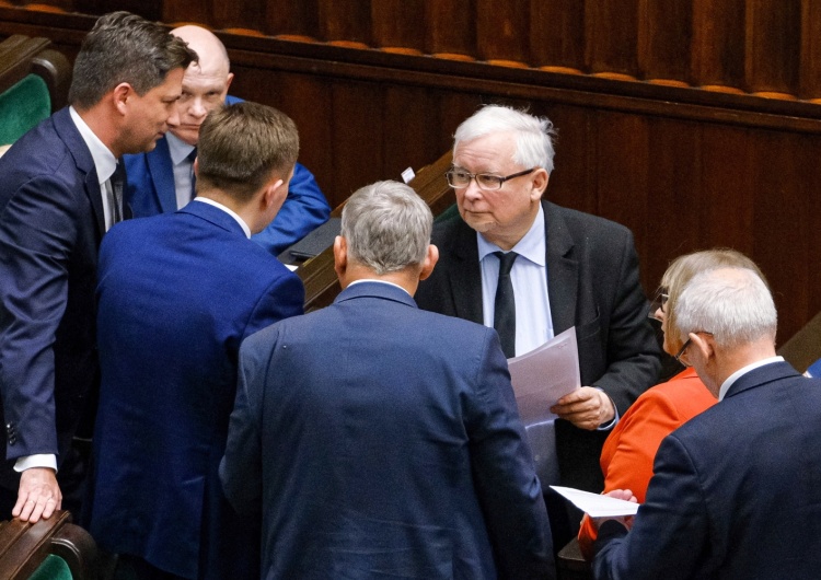  [SONDAŻ] PiS liderem, ale bez samodzielnej większości