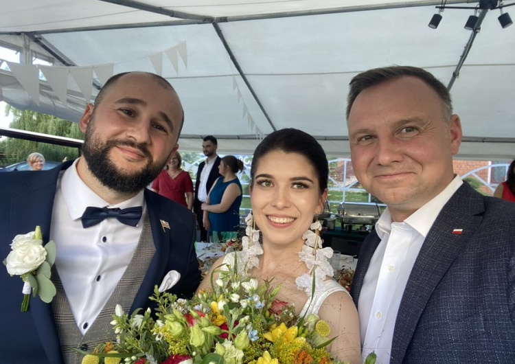 Screen "Wzięliśmy ślub. Panie Prezydencie, może Pan wpadnie z życzeniami?". Prezydent: "Wpadłem i złożyłem"
