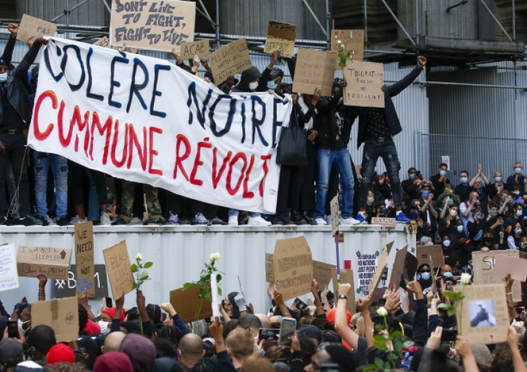  [video] W Brukseli protesty przeciw brutalności policji zmieniły się w plądrowanie sklepów