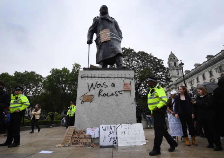 [video] "Był rasistą" Zniszczony pomnik Churchilla. Palenie brytyjskiej flagi. Protesty BLM .Wlk Brytania