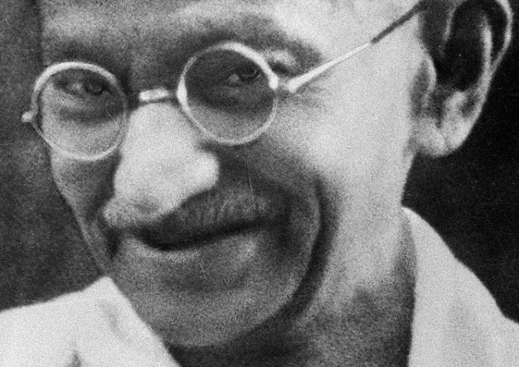  [Foto] Gandhi też był rasistą? Pomnik Mahatmy Gandhiego zniszczony w Waszyngtonie