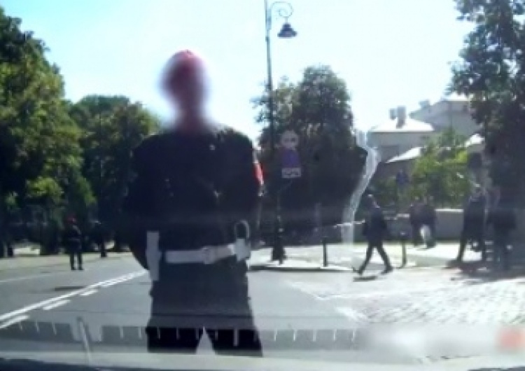 zrzut ekranu PO: Żandarmeria Wojskowa wstrzymuje ruch, żeby Macierewicz mógł przejść środkiem ulicy