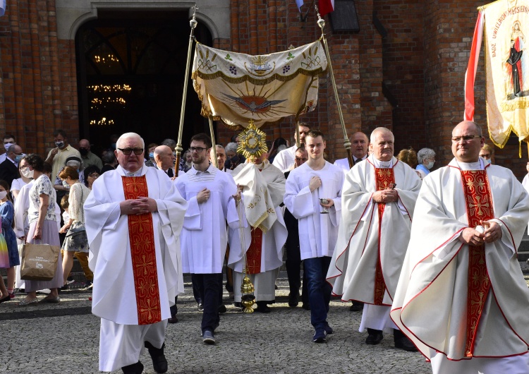 TOMASZ GUTRY [Nasza fotorelacja] Boże Ciało w Parafii Świętego Wojciecha. To tu miały miejsce tragiczne wydarzenia