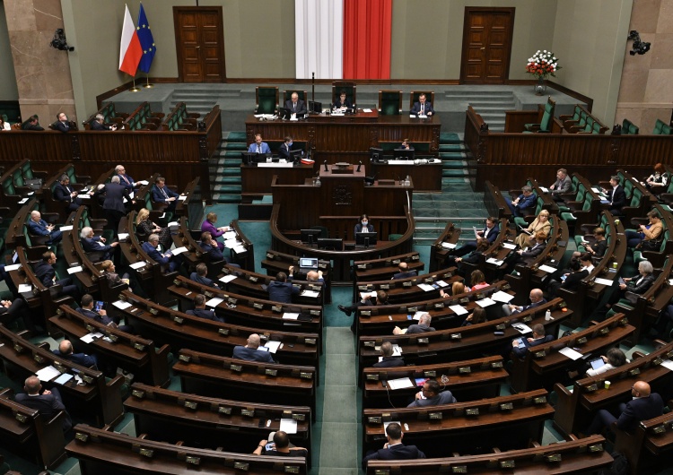  [SONDAŻ]. Rośnie poparcie dla KO. "PiS balansuje na granicy samodzielnej większości"