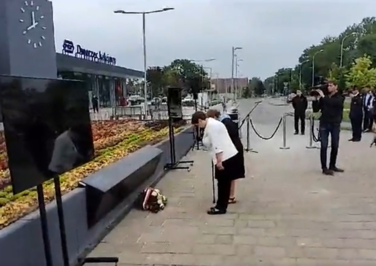  [video] Prem. Szydło złożyła kwiaty pod tablicą upamiętniającą kolejarzy pomagających Więźniom Auschwitz