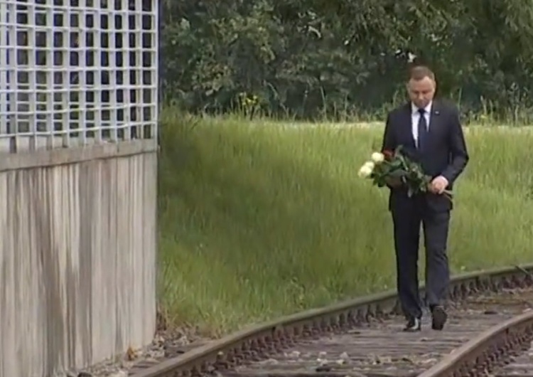  [video] Prezydent przeszedł torami, którymi przywieziono I Transport: Polacy przywiezieni jako pierwsi