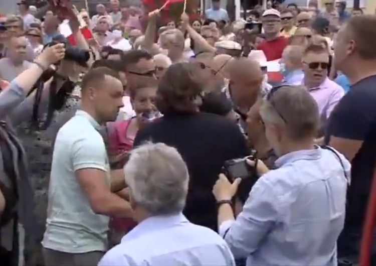 [video] "To opłacani kodziarze!". Awantura i przepychanki na wiecu Andrzeja Dudy. Interweniowały służby