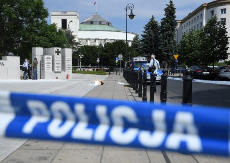  Nieoficjalne ustalenia ws. motywów desperata, który podpalił się pod Sejmem