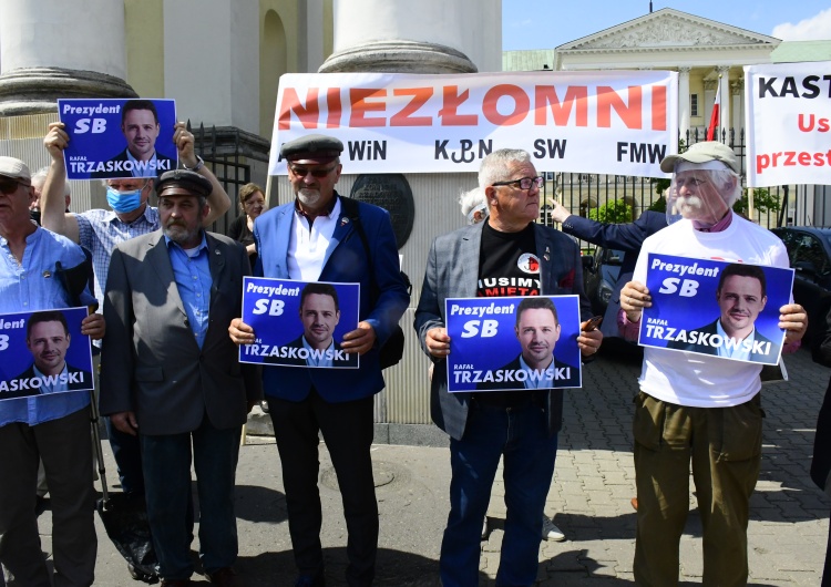 Tomasz Gutry [Nasza fotorelacja] Protest przeciw zatrudnianiu ludzi związanych z SB w warszawskim Ratuszu