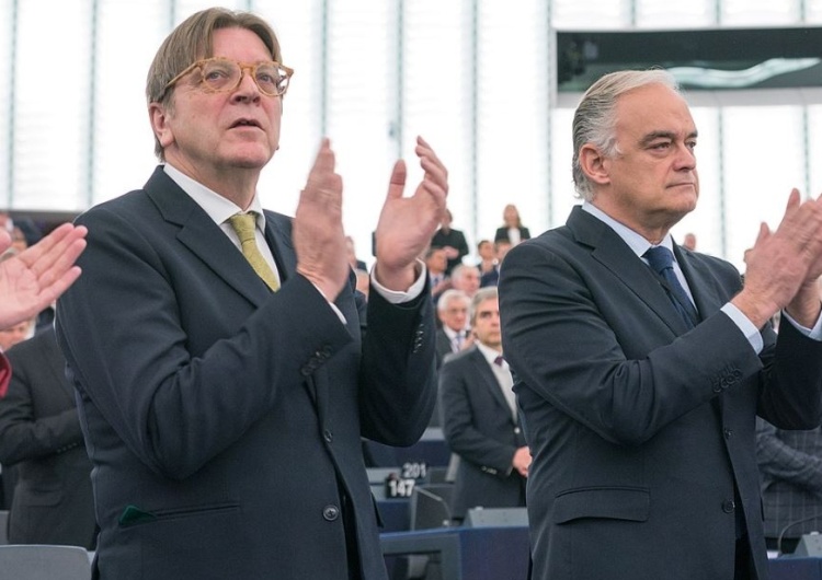  Verhofstadt uniknie kary. PE po tajnym głosowaniu odmówił pociągnięcia polityka do odpowiedzialności