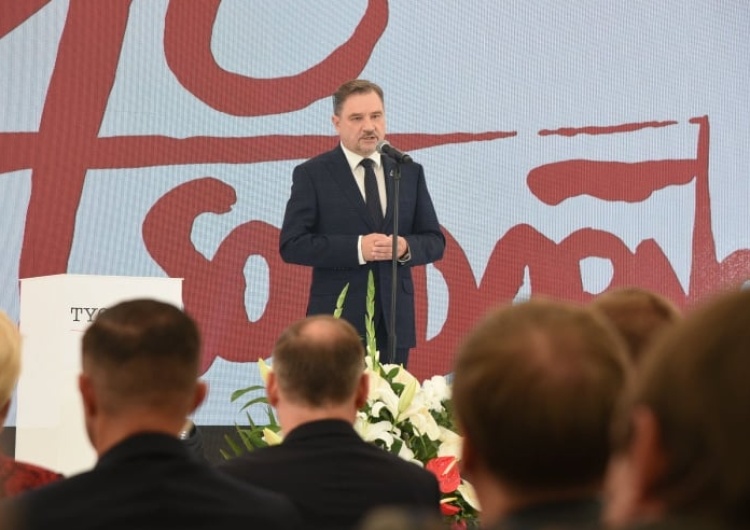 "Kandydat Trzaskowski od tego nie ucieknie!". Płomienne przemówienie P. Dudy na Gali "Człowieka Roku TS"