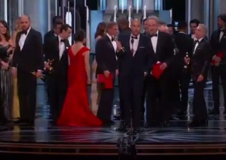 zrzut ekranu [video] Historyczna wpadka na tegorocznej gali Oscarów. Pomylono zwycięzców w kategorii Najlepszy Film