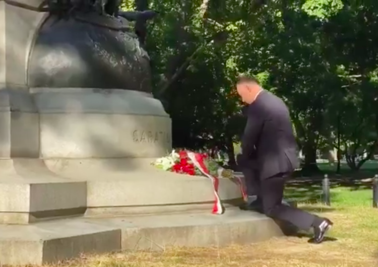  [WIDEO] Niedawno pomnik Tadeusza Kościuszki został zniszczony. Dziś prezydent złożył pod nim kwiaty