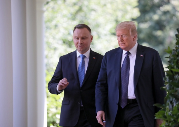 "Będzie wycie". Zdjęcie stojącego przy siedzącym prezydencie Dudzie, prezydenta Trumpa, podbija internet