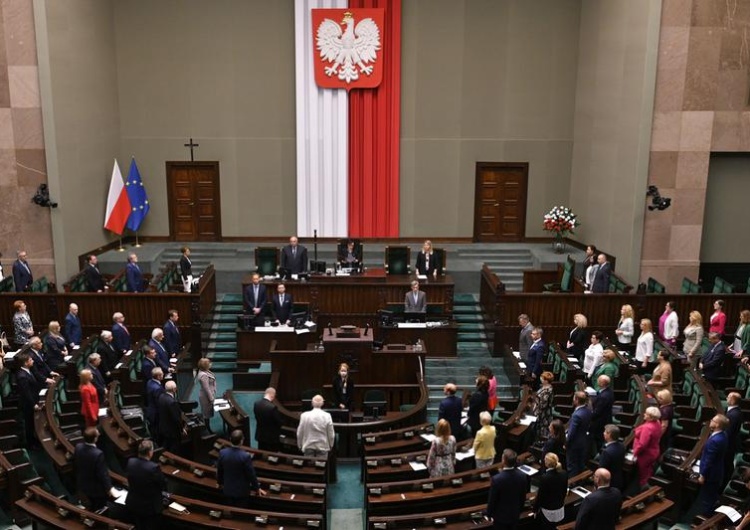  [SONDAŻ] PiS nadal zdecydowanym liderem, ale KO odrabia straty