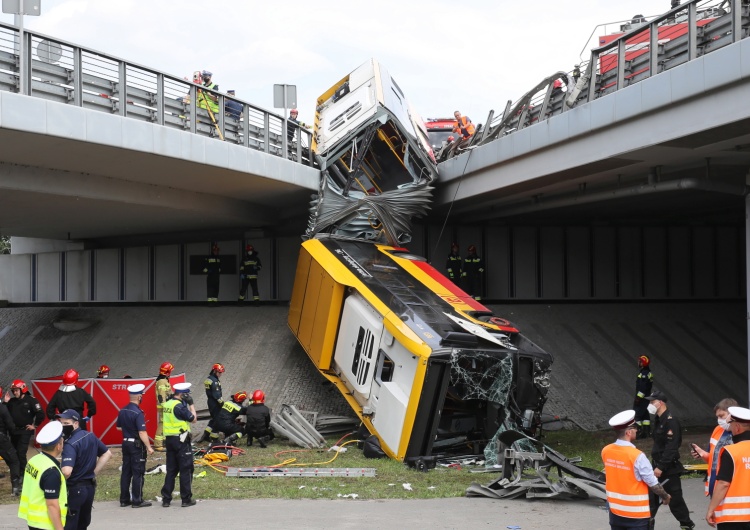 Warszawa: Autobus miejski spadł z mostu Grota-Roweckiego na Wisłostradę