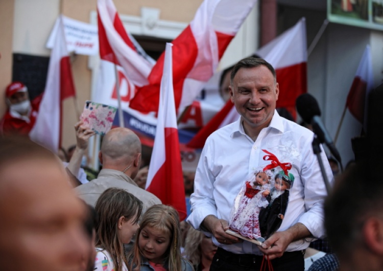  Chyba nie o to chodziło. W internetowej sondzie posła PO, wygrywa... Andrzej Duda