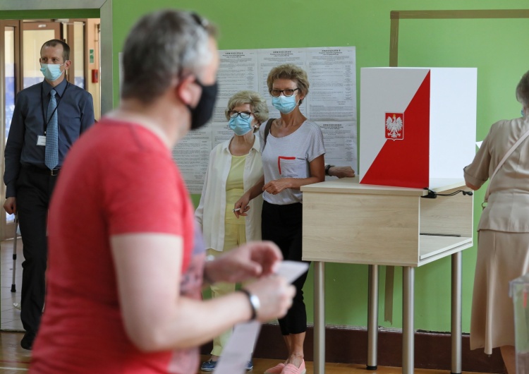 Warszawa: Kilkanaście zasłabnięć w lokalach i pod lokalami wyborczymi