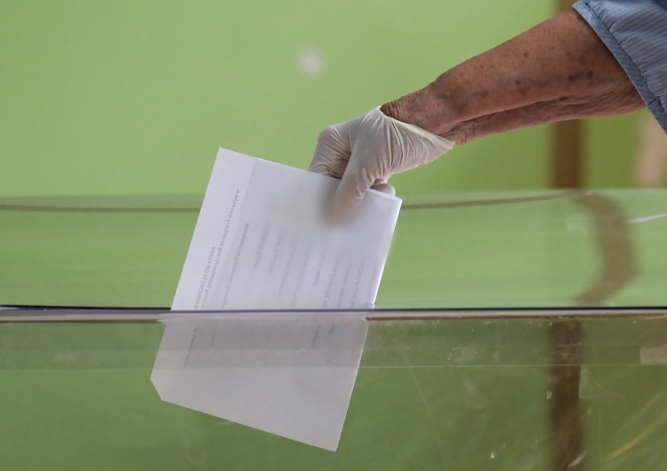 Wybory prezydenckie 2020. Szczecin: "Przewodniczący siedzi w koszulce znanej z wieców KOD"