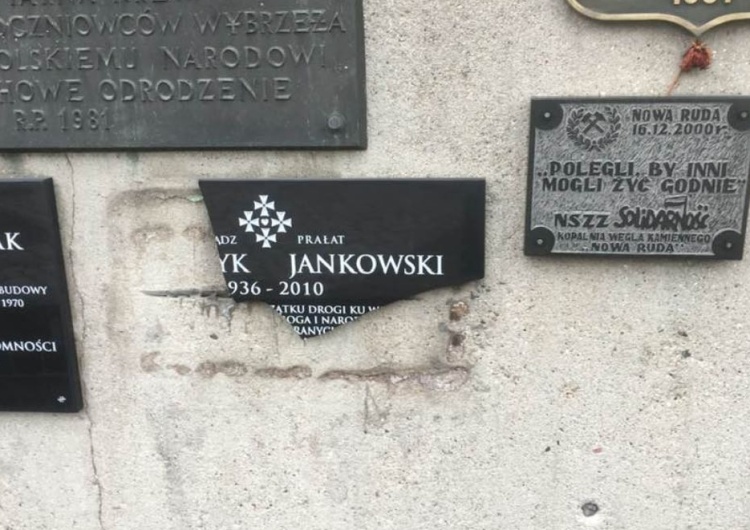 Gdańsk. Na placu Solidarności zniszczono tablicę poświęconą ks. Jankowskiemu