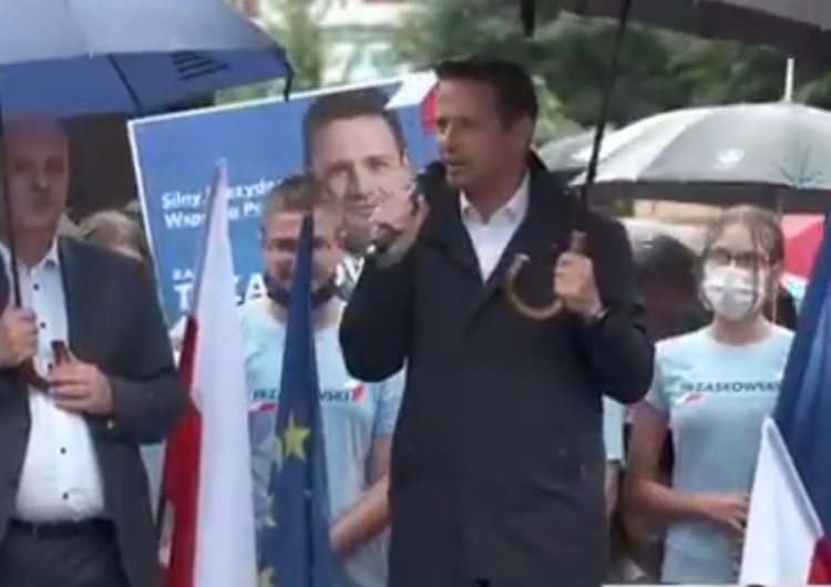  [Wideo] Trzaskowski pod parasolem, młodzieżówka moknie w deszczu...