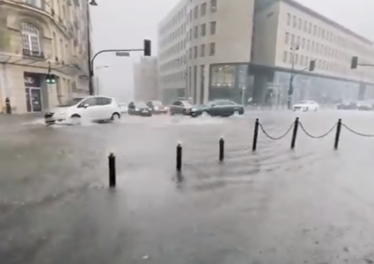 Podtopienia ulic, paraliż komunikacji. Zła sytuacja Warszawy po dzisiejszych ulewach...