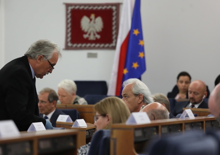 Senat: Ustawa o bonie turystycznym wraca do komisji. Dodatek obejmie emerytów i rencistów?