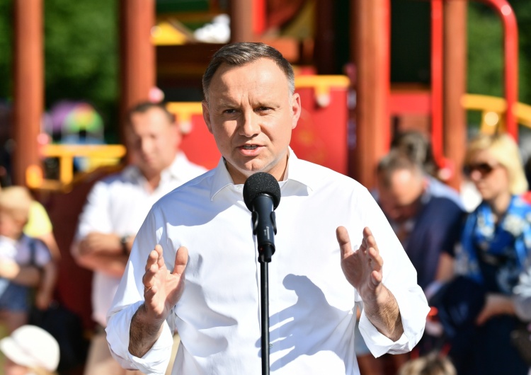 Prezydent chce przedstawić projekt zmian w Konstytucji. Chodzi o adopcję dzieci przez pary jednopłciowe